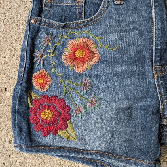 Hand embroidered floral jean shorts midrise - Picture 3 of 6